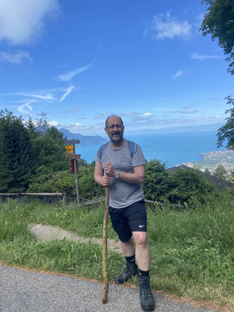 Moi tout en haut du chemin du Tremplin où on rejoint la route; en arrière-plan, le Léman et la côte vaudoise.