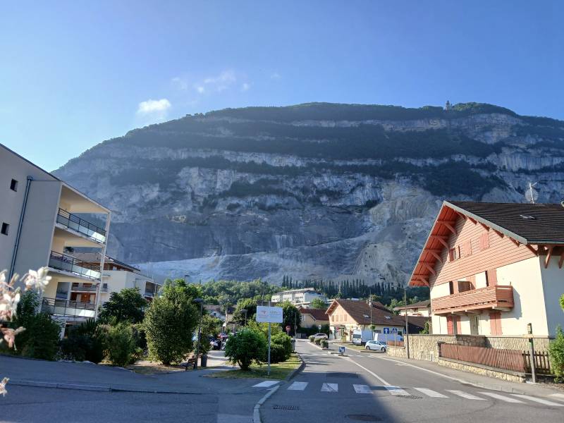 Vue sur le Salève avec ses carrières, puis ses forêts au sommet.