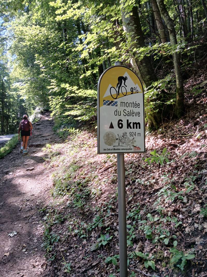 Petit chemin avec une bonne pente, au départ depuis la route. Un panneau pour les cyclistes indique “Montée du Salève, 9%, 6km, alt. 924m”