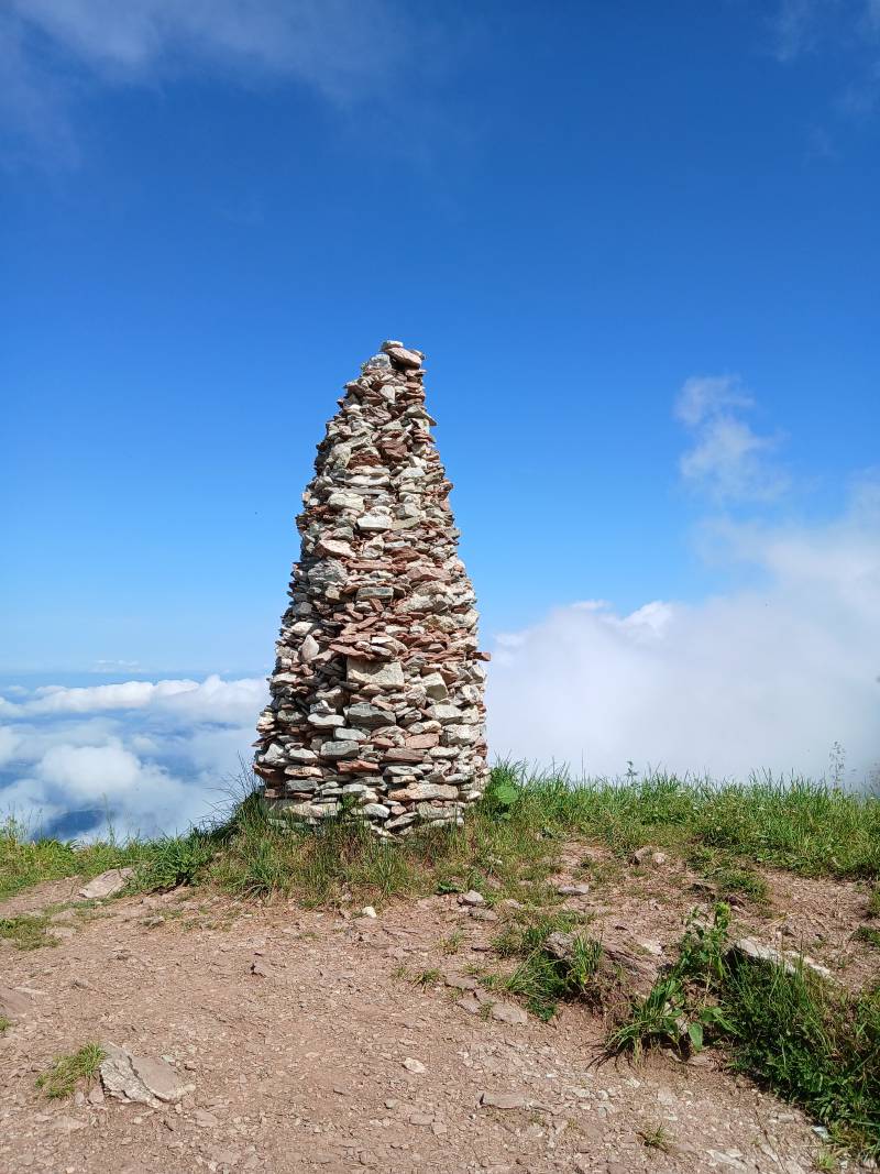 Sur la plateforme de Sautodoz, la pyramide de pierres érigée là, juste devant le panorama sur le Léman, masqué par les nuages.
