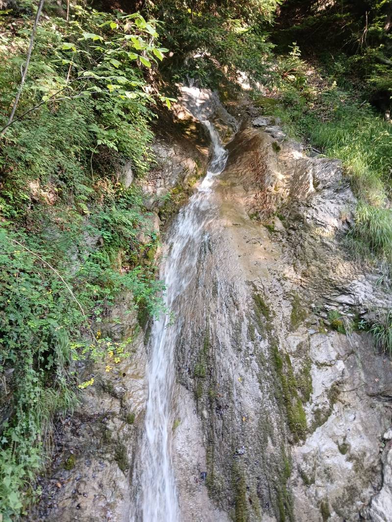 Petites chute, avec faible débit, sur plusieurs mètres