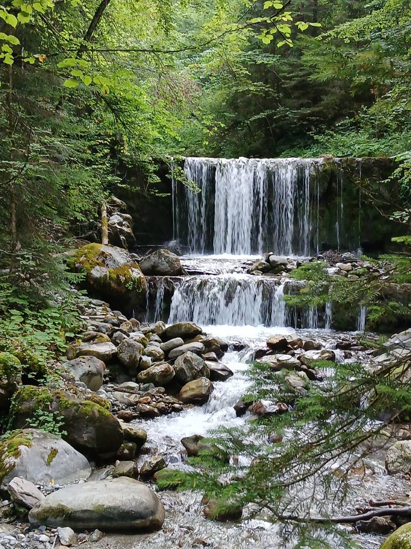 À quelques mètres de la rivière, on voit à moins de 50 mètres, des jolies chutes en terrasses, le premier niveau doit faire à peu près 7 mètres, le 2e niveau 2 mètres.