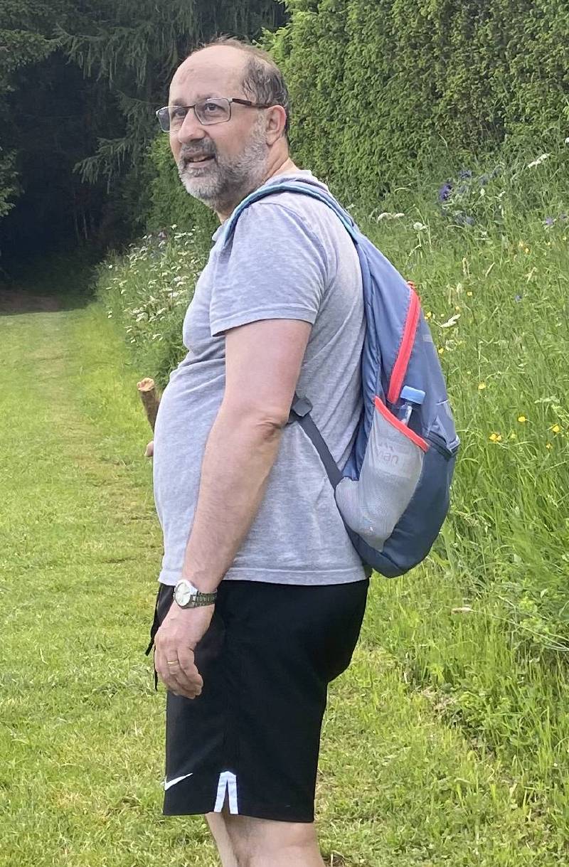 Moi, en randonnée, de profil, avec un peu de ventre