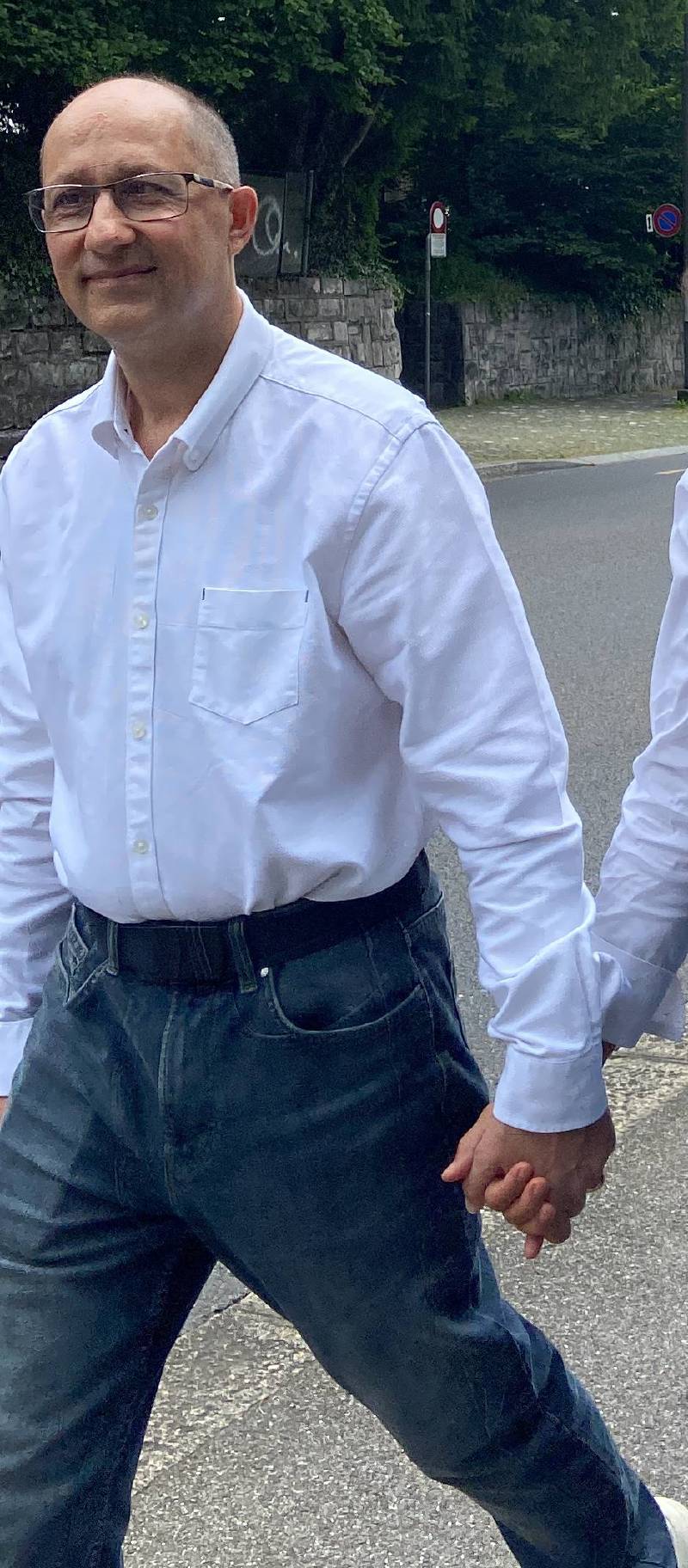 Moi, marchant à Lausanne, avec un jeans plutôt ajusté, sans ventre qui ressort